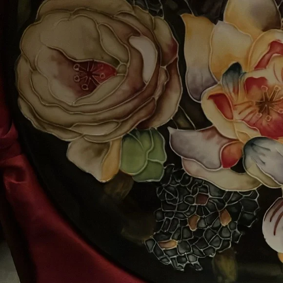 Beautiful & unique flower plate by Benaya by Innovative Ng ‘06. Gorgeous color❤️ - Picture 3 of 10